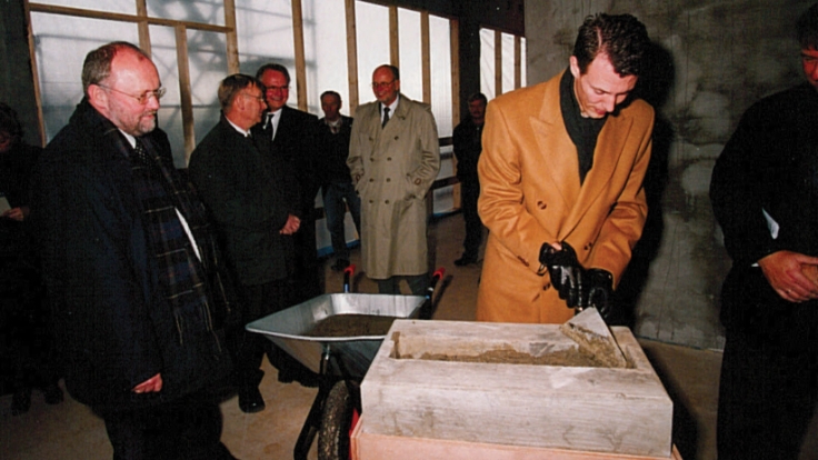 HKH Prins Joakim støber grundstenen til NOVI 6, 2006.