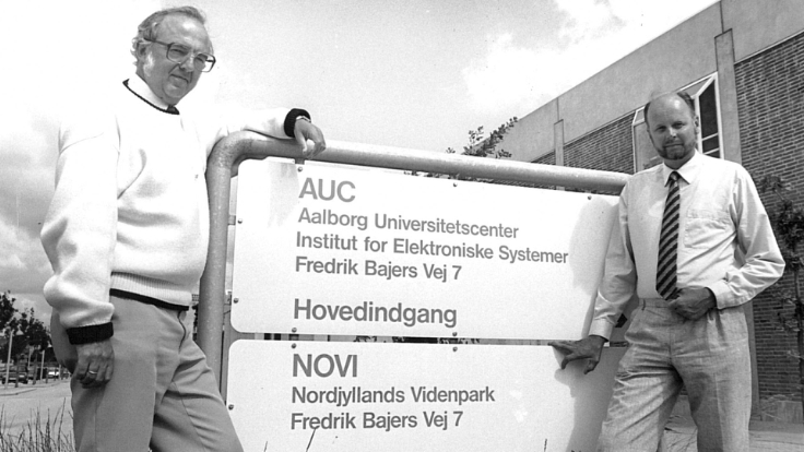 Jørgen Bach Andersen, AAU og NOVIs første direktør, Knud Rindum ved det første skilt til NOVI.