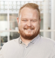 Mads Riis, Økonomiassistent