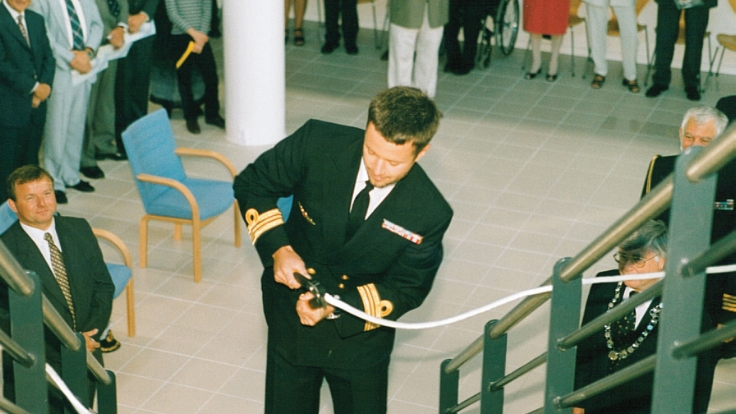 HRH the Crown Prince cuts a fiber optic cable at the opening af NOVI 3-4 in year 2000.