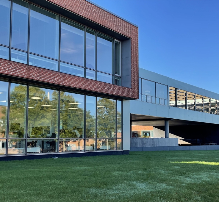 NOVIs hovedindgang på Niels Jernes Vej 10, 9220 Aalborg Ø.